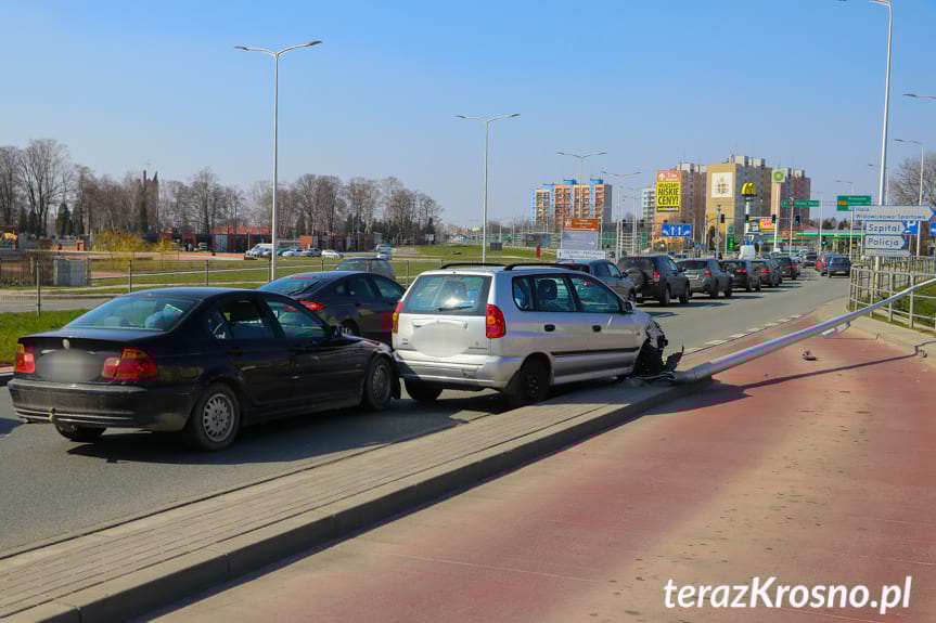 Krosno. Zderzenie bmw i mitsubishi na wysokości galerii VIVO