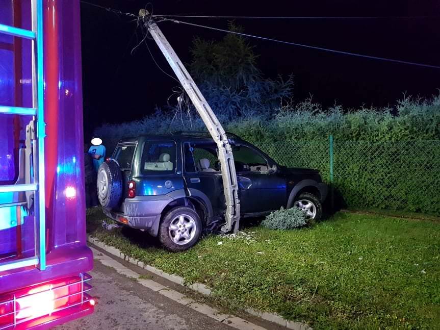 Land Roverem uszkodził słup