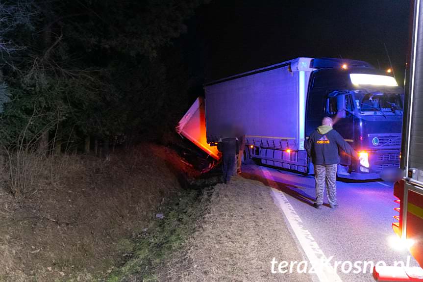 Łężyny. Samochodem ciężarowym z przyczepą wjechał do rowu