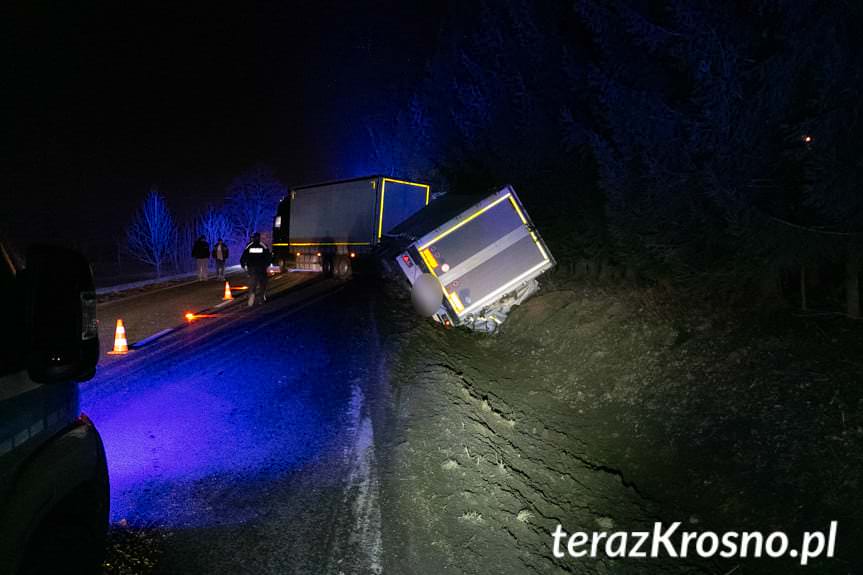 Łężyny. Samochodem ciężarowym z przyczepą wjechał do rowu