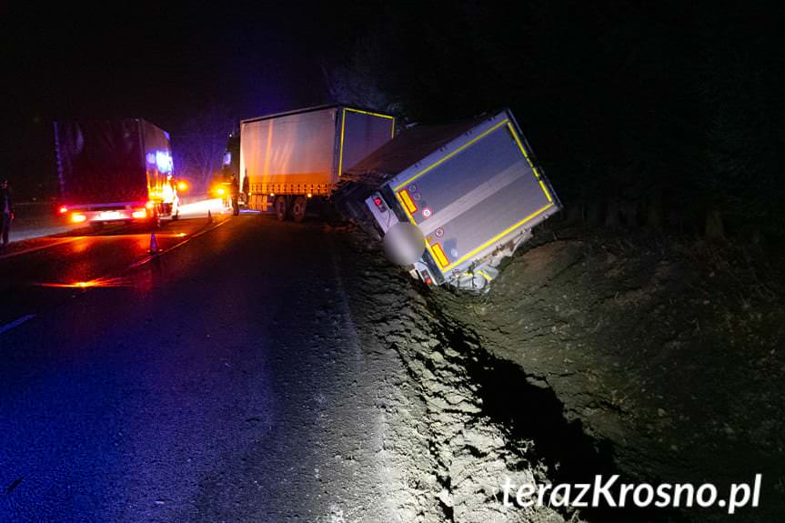 Łężyny. Samochodem ciężarowym z przyczepą wjechał do rowu