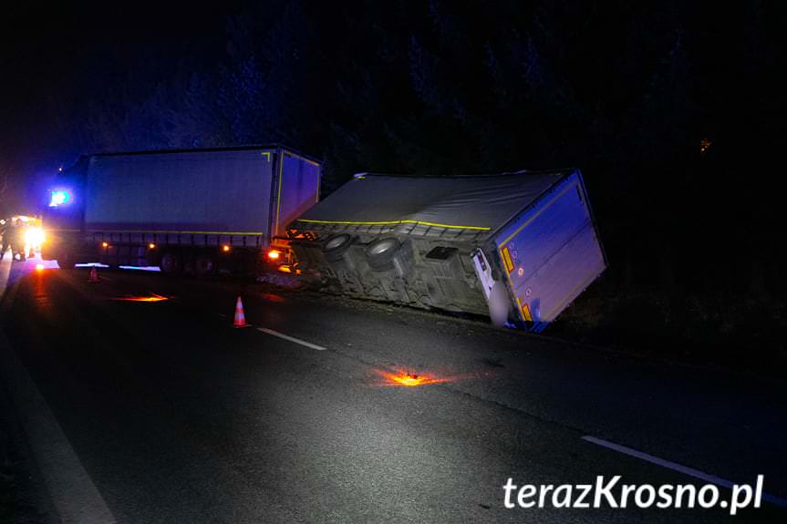 Łężyny. Samochodem ciężarowym z przyczepą wjechał do rowu