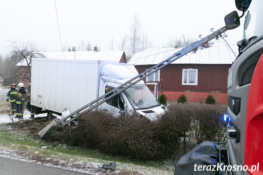 Mercedesem wjechał w słup