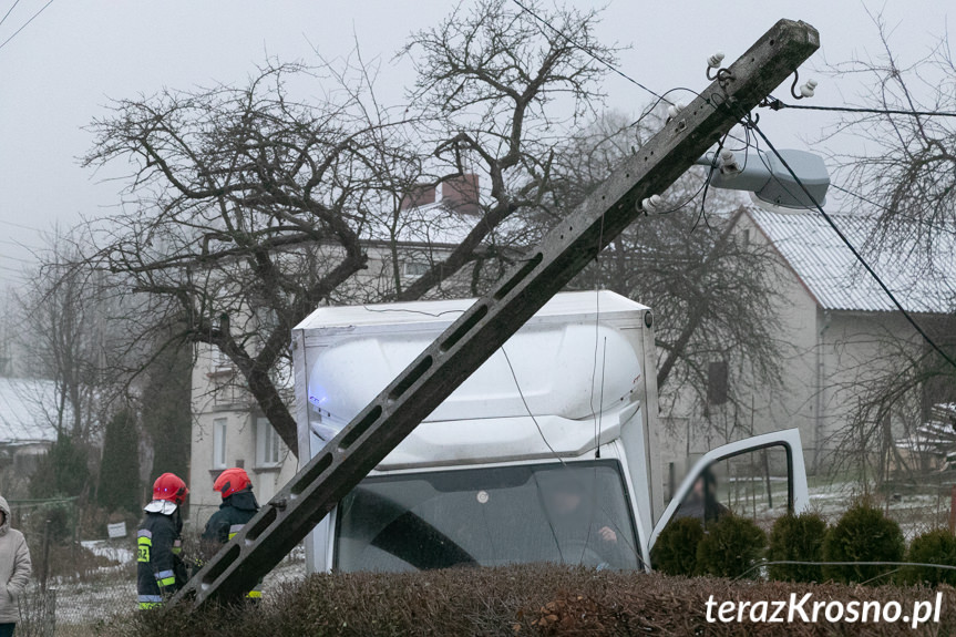 Mercedesem wjechał w słup