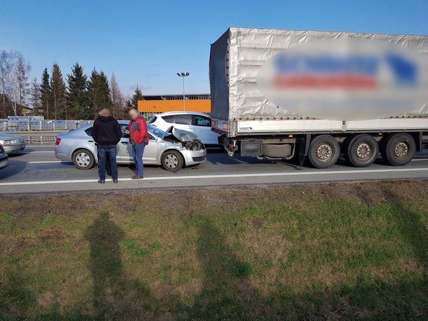 Miejsce Piastowe. Samochodem osobowym uderzył w naczepę tira