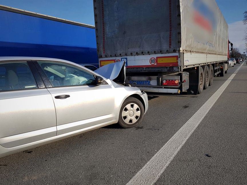 Miejsce Piastowe. Samochodem osobowym uderzył w naczepę tira