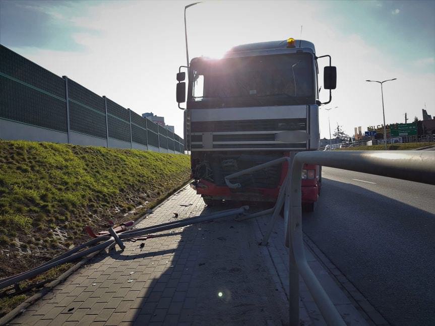 Na Podkarpackiej w Krośnie samochodem ciężarowym  wjechał w barierki