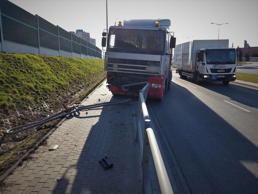 Na Podkarpackiej w Krośnie samochodem ciężarowym  wjechał w barierki