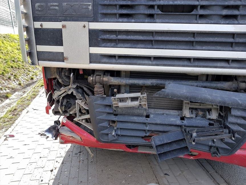 Na Podkarpackiej w Krośnie samochodem ciężarowym  wjechał w barierki