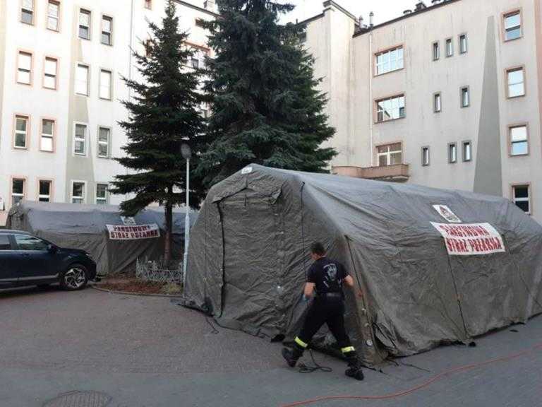 Namioty przed szpitalami. W jakim celu?