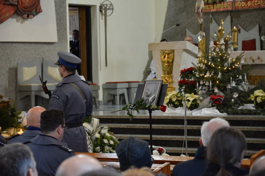 Pogrzeb policjanta, który zginął w wypadku między Trześnią, a Gorzycami