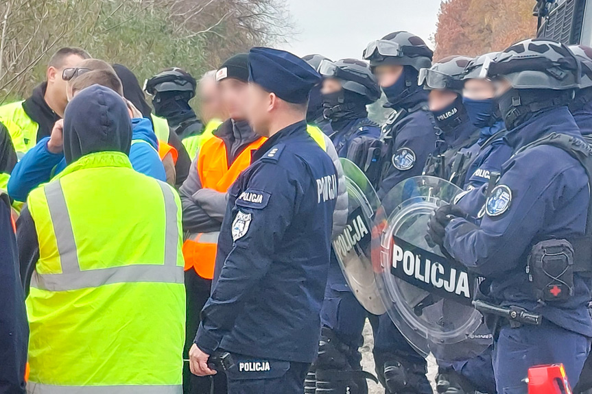 Policjanci dbają o bezpieczeństwo w związku z protestem