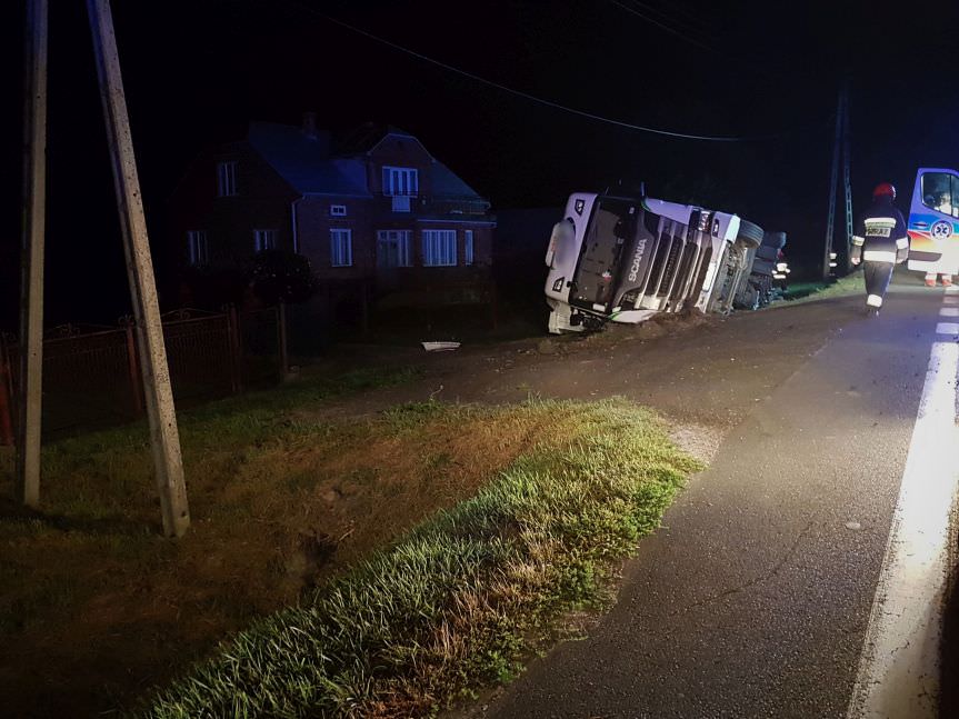 Potok. Samochód ciężarowy wypadł z drogi