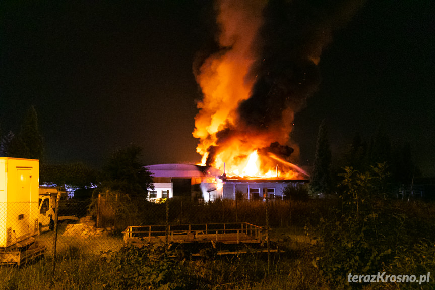 Pożar hali produkcyjnej w Krośnie