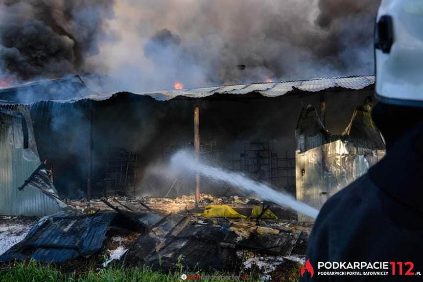 Pożar hurtowni z oponami w Markowej