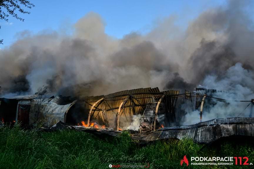 Pożar hurtowni z oponami w Markowej