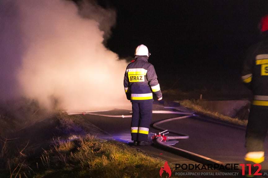 Pożar samochodu w Zręcinie