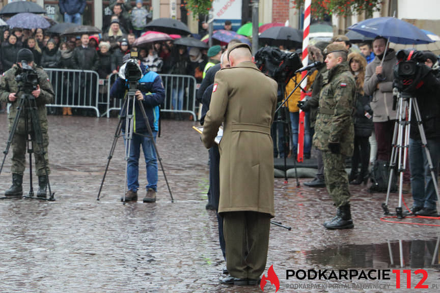 Przysięga żołnierzy WOT na rynku w Rzeszowie