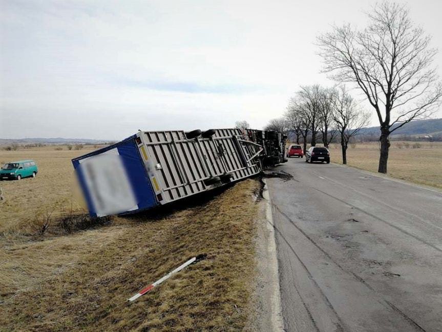 Silny podmuch wiatru przewrócił samochód ciężarowy z przyczepą 