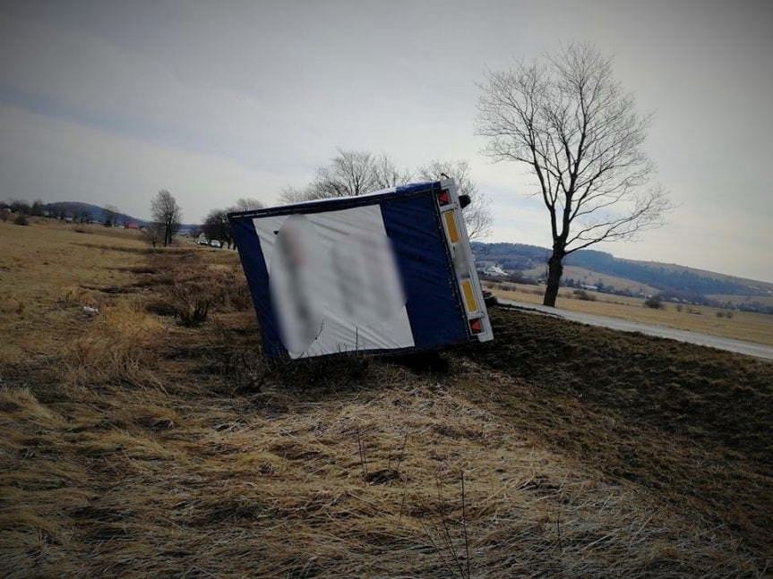 Silny podmuch wiatru przewrócił samochód ciężarowy z przyczepą 