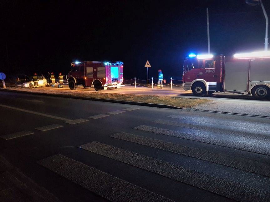 Stracił panowanie nad pojazdem i uderzył w latarnie