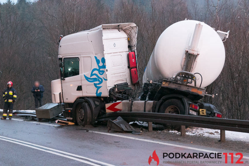 Tir poza drogą w Komborni