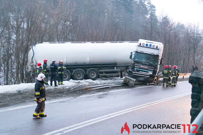 Tir poza drogą w Komborni