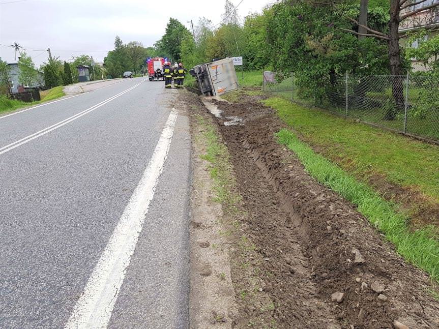 Toki. Samochód ciężarowy wjechał do przydrożnego rowu