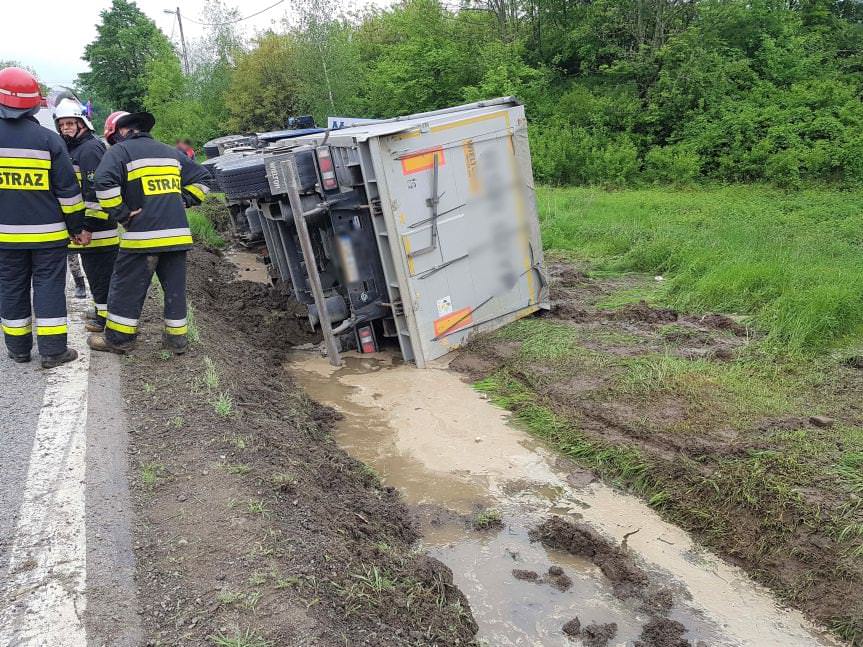 Toki. Samochód ciężarowy wjechał do przydrożnego rowu