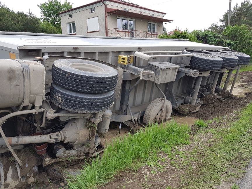 Toki. Samochód ciężarowy wjechał do przydrożnego rowu