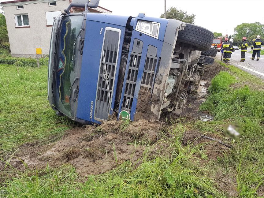 Toki. Samochód ciężarowy wjechał do przydrożnego rowu