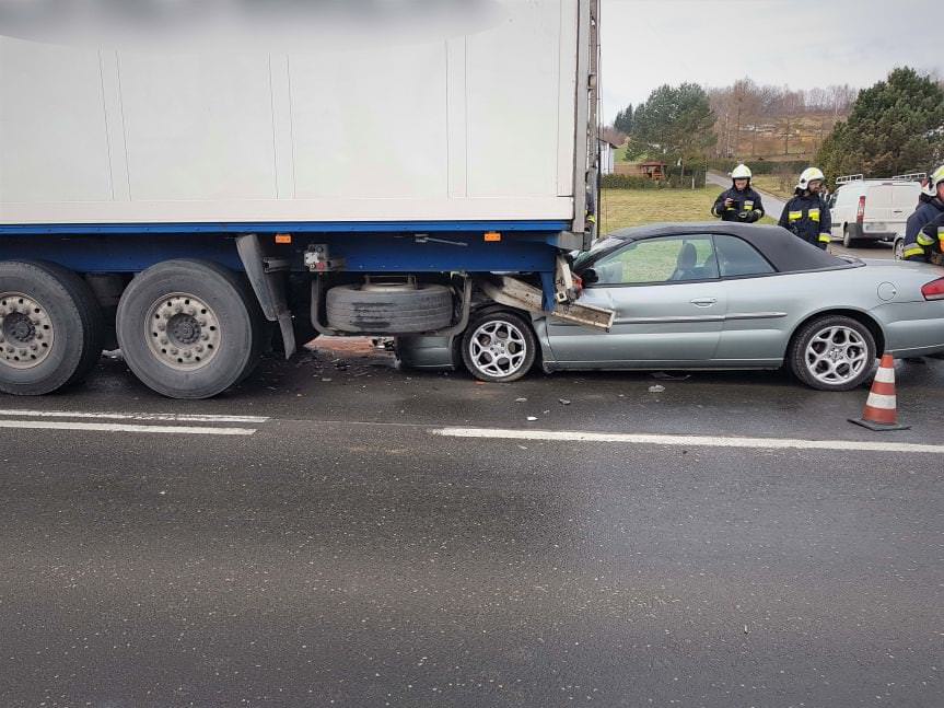 Twierdza. Samochodem osobowym uderzył w naczepę samochodu ciężarowego