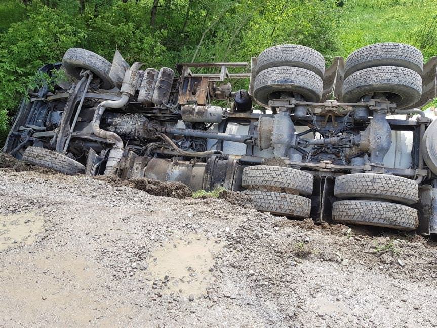 WĘGLÓWKA. Cysterna i wóz strażacki zsunęły się z nasypu