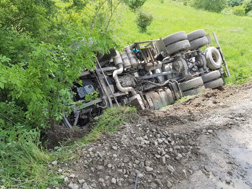 WĘGLÓWKA. Cysterna i wóz strażacki zsunęły się z nasypu