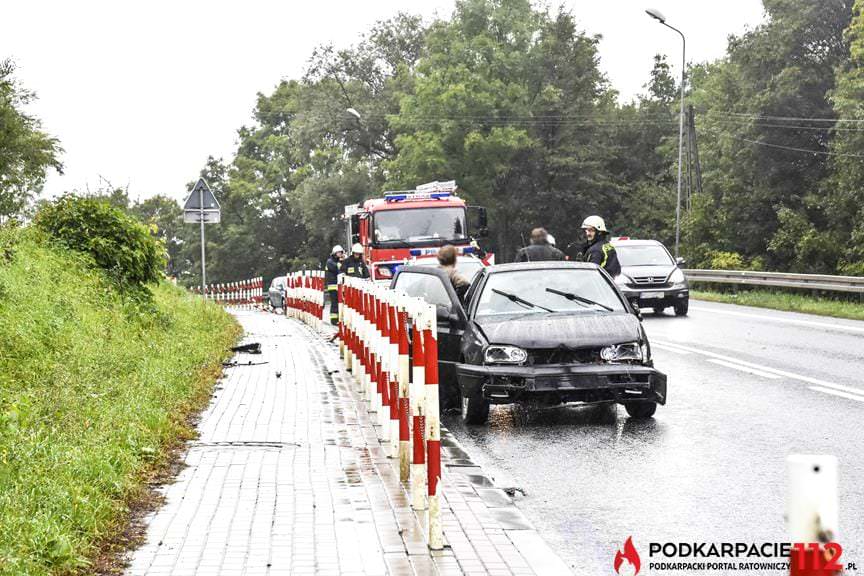 Wpadł w poślizg, skosił słupki