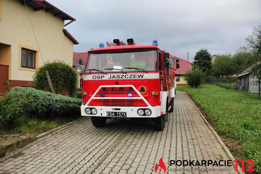 Wybuch i pożar na terenie stolarni w Żarnowcu