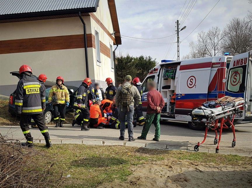 Wypadek w Głowience. Samochód uderzył w ścianę domu