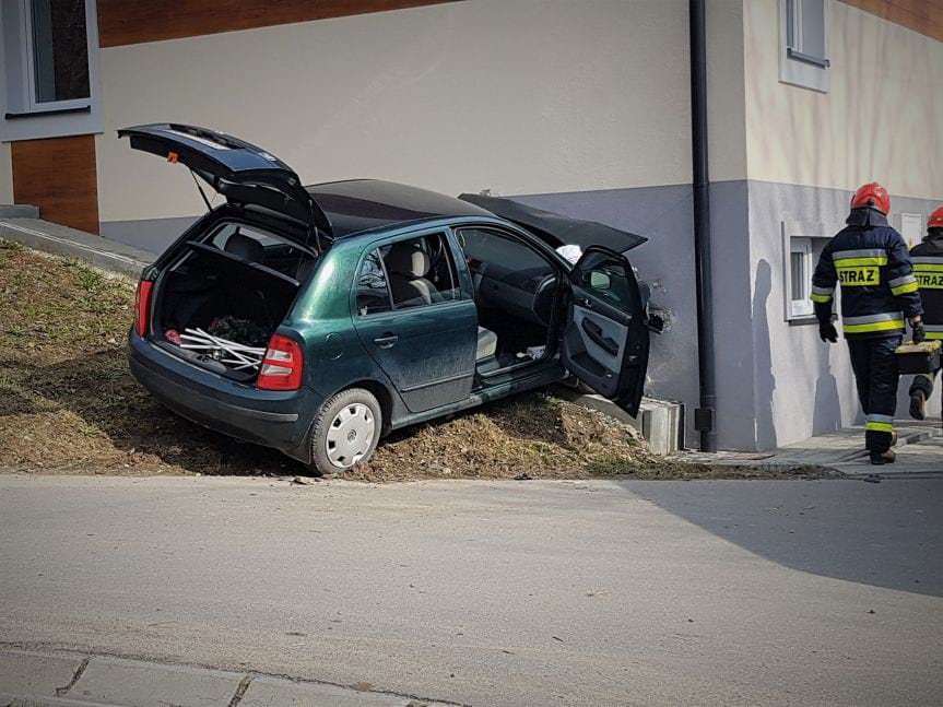 Wypadek w Głowience. Samochód uderzył w ścianę domu