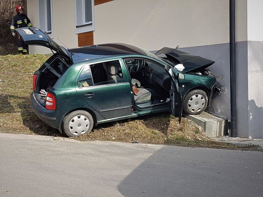 Wypadek w Głowience. Samochód uderzył w ścianę domu