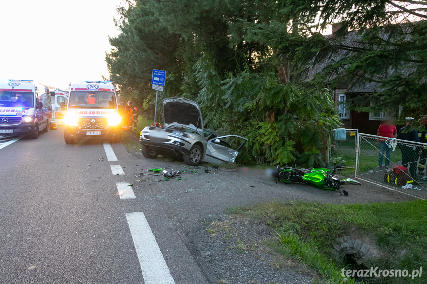 Wypadek w Iskrzyni. Zderzenie auta z motocyklem