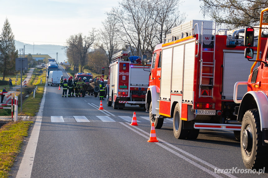 Wypadek w Iwli. Zderzenie samochodu osobowego z ciągnikiem rolniczym