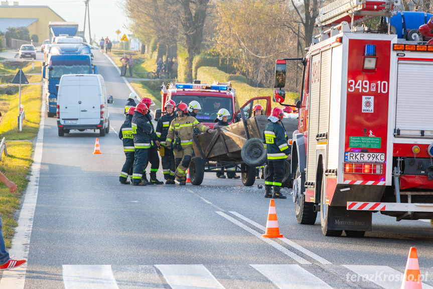 Wypadek w Iwli. Zderzenie samochodu osobowego z ciągnikiem rolniczym