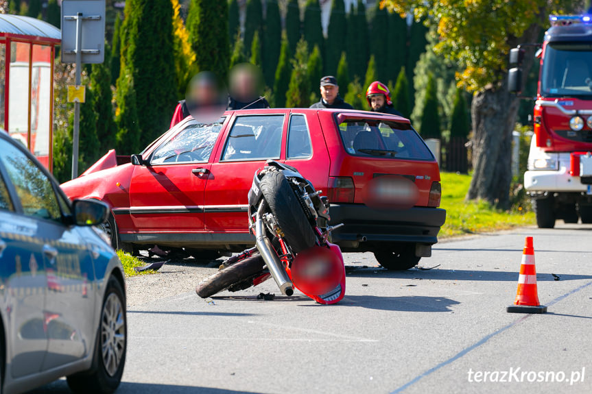 Wypadek w Kątach. Zderzenie motocykla z samochodem osobowym