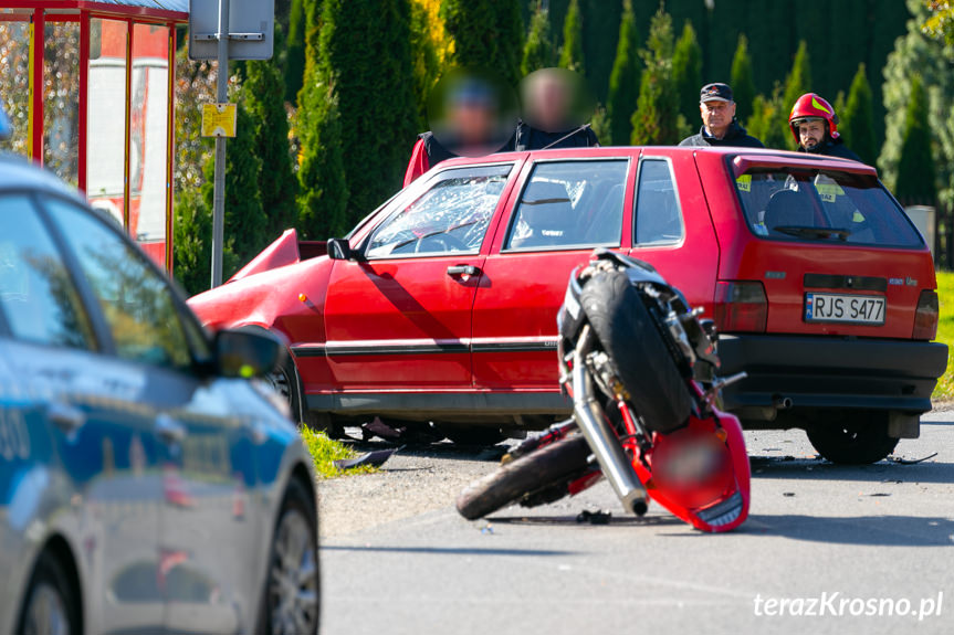 Wypadek w Kątach. Zderzenie motocykla z samochodem osobowym