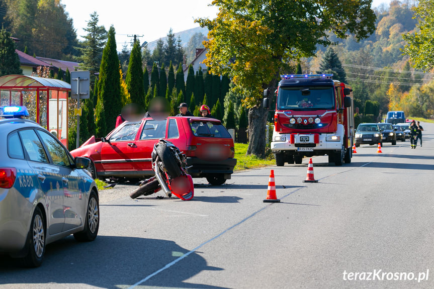 Wypadek w Kątach. Zderzenie motocykla z samochodem osobowym