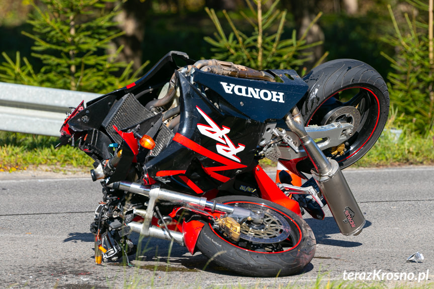 Wypadek w Kątach. Zderzenie motocykla z samochodem osobowym