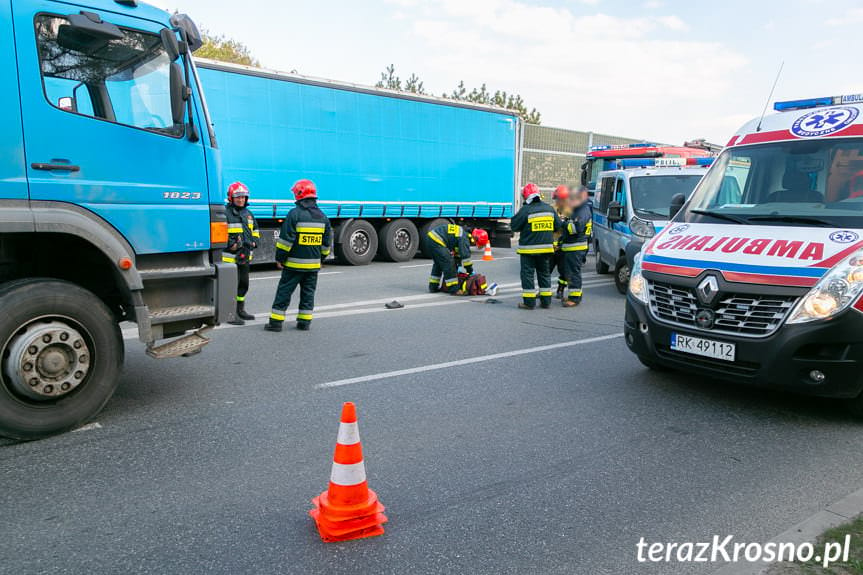 Wypadek w Krośnie. Pieszy wtargnął na jezdnie wprost pod samochód ciężarowy