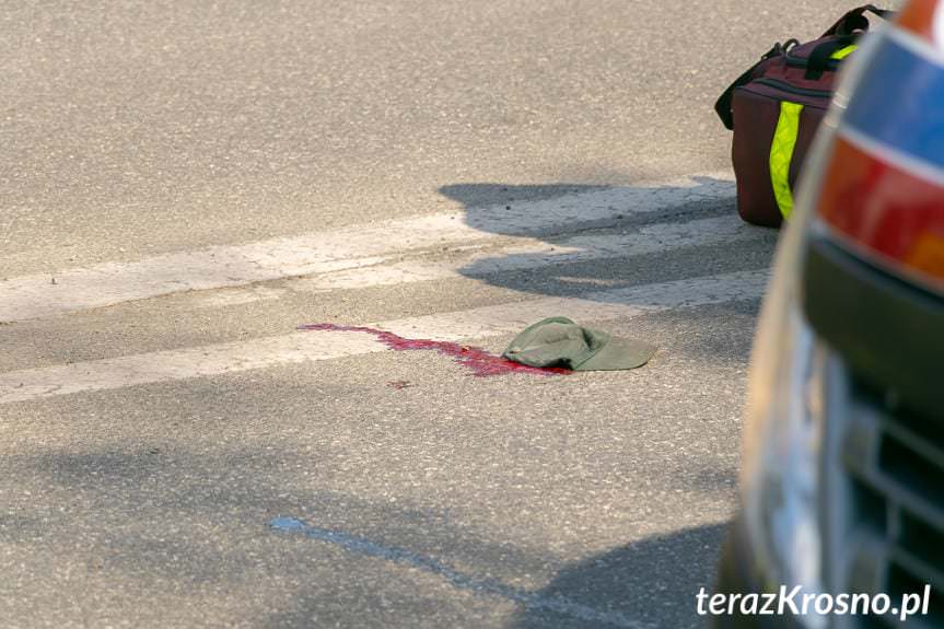 Wypadek w Krośnie. Pieszy wtargnął na jezdnie wprost pod samochód ciężarowy