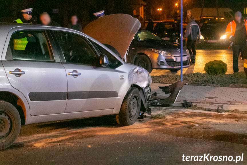 Wypadek w Pustynach. Zderzenie suzuki z mitsubishi