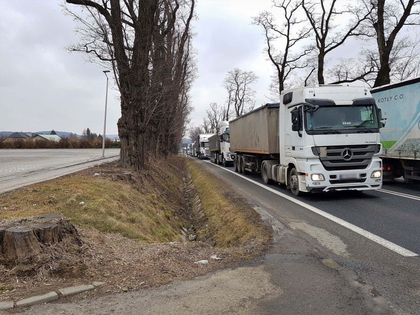 Wypadek w Zboiskach. Kierująca samochodem osobowym wjechała do rowu